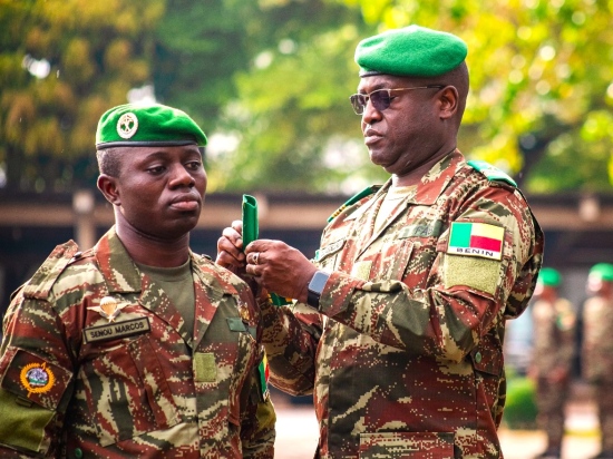 Le lieutenant Koffi Marcos SENOU promu capitaine : Une reconnaissance méritée au sein de la Cour constitutionnelle